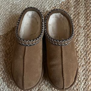 UGG Tasman like new slippers
